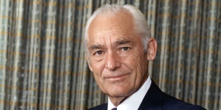 Sam Walton Five lessons from watching Sam Walton selling an ironing