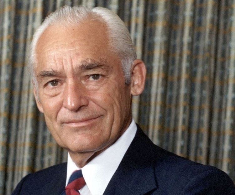 Sam Walton wwwthefamouspeoplecomprofilesimagessamwalton