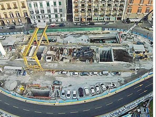 San Pasquale (Naples Metro) Abusivi fanno parcheggiare le auto nel cantiere del metr