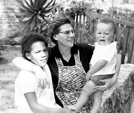 Sandra Laing with her mother and brother Adriaan