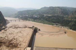 Sanmenxia Dam Yellow River Decade 5 Examining silt at the Sanmenxia Hydropower