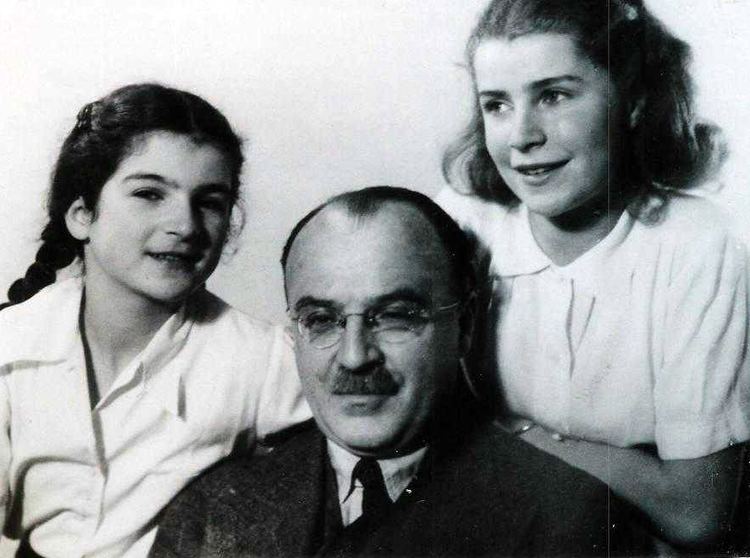Sanne Ledermann Sanne Franz and Barbara Ledermann Sanne was one of Anne Franks