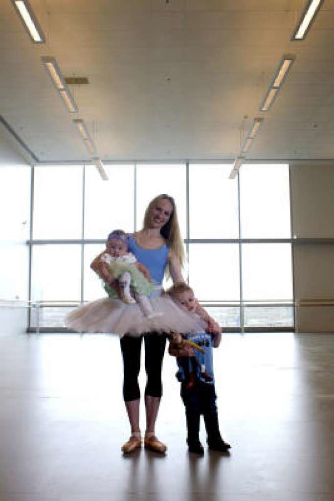 Sara Webb Houston Ballet dancer juggles family her craft Houston Chronicle