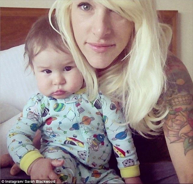 Sarah Blackwood (Canadian singer) Pregnant Sarah Blackwood kicked off flight because her toddler was