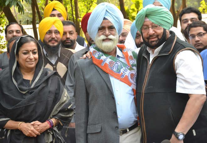 Sarwan Singh Phillaur Day after resigning from SAD Sarwan Singh Phillaur joins Congress