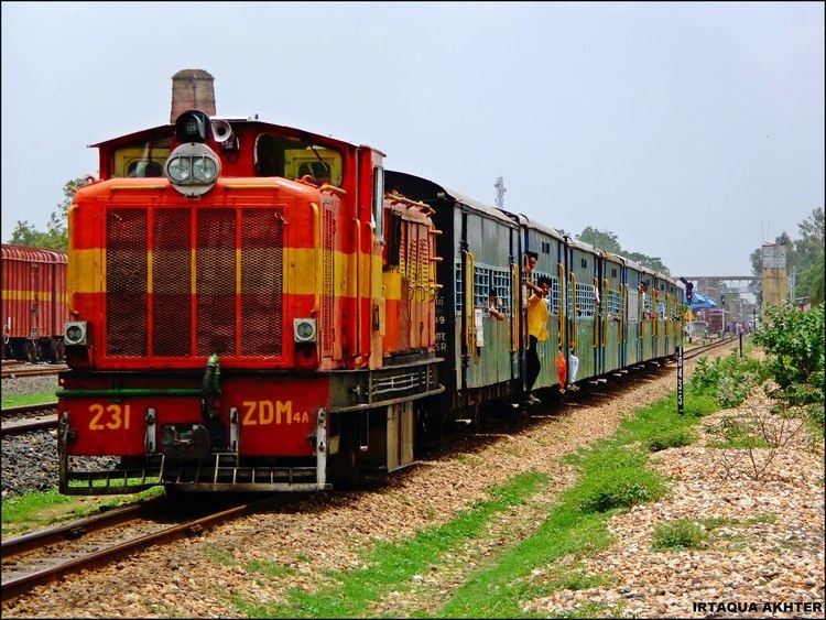 Satpura Express Panoramio Photo of ZDM 4A 231 with Jabalpur bound Satpura Express