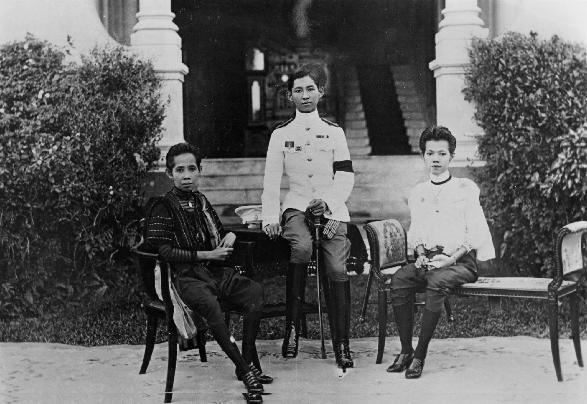 Savang Vadhana FileQueen Savang Vadhana Mahidol Adulyadej and Valaya Alongkorn
