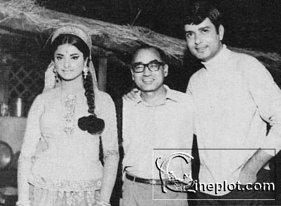 Navin Nischol and Rekha on the sets of Saawan Bhadon 1970