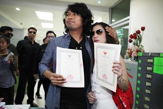 Seksan Sukpimai Sek and Karn end their stormy 19year marriage with a few tears
