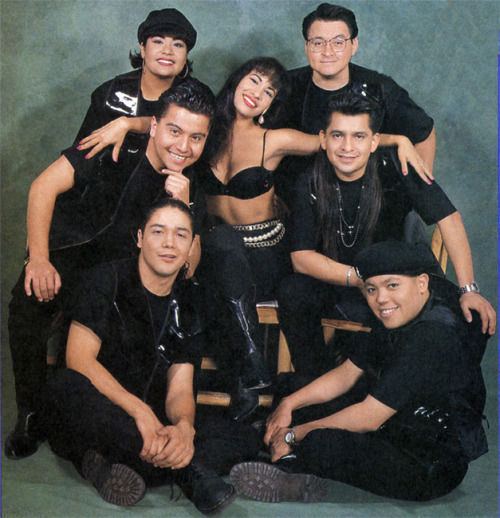 Selena y Los Dinos with her band