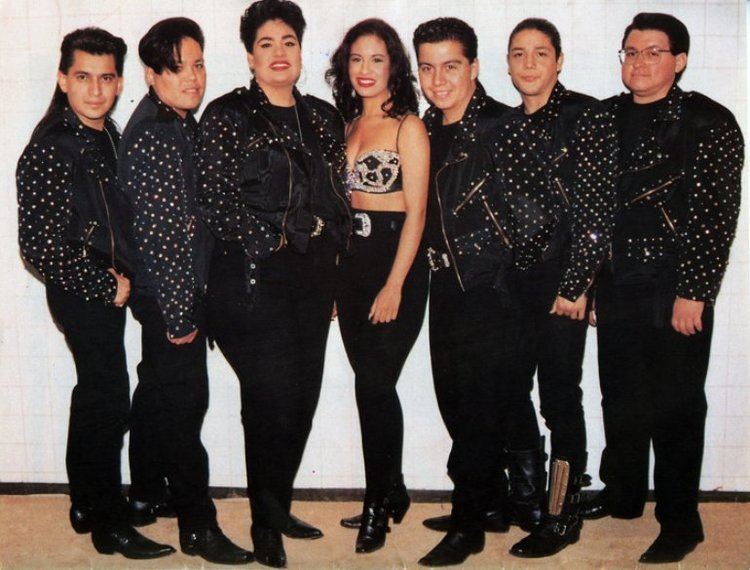 Selena y Los Dinos with her band wearing all in black