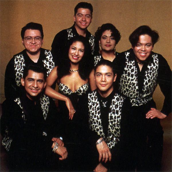 Selena y Los Dinos with her band