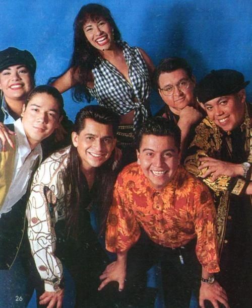 Selena y Los Dinos with her band