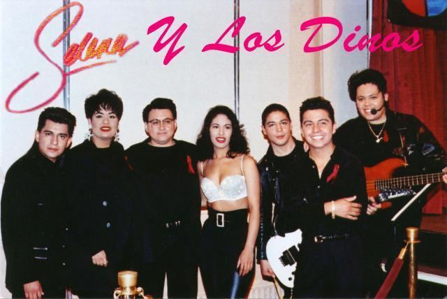 Selena y Los Dinos with her band