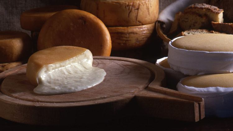 Serra da Estrela cheese wwwourdailycheesecomwpcontentuploads201606