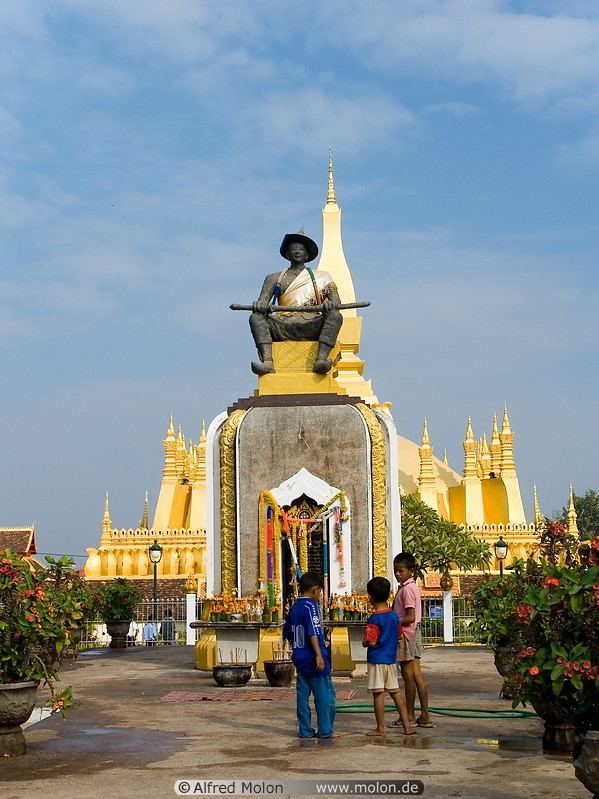Setthathirath Monument of King Saya Setthathirath picture Pha That Luang
