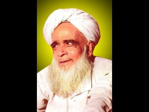 E. K. Aboobacker Musliyar smiling while wearing white turban and white long sleeves