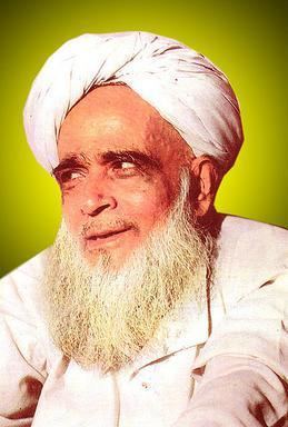 E. K. Aboobacker Musliyar smiling while wearing white turban and white long sleeves
