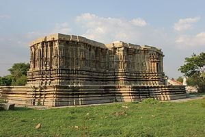 Shantinatha Basadi, Jinanathapura httpsuploadwikimediaorgwikipediacommonsthu