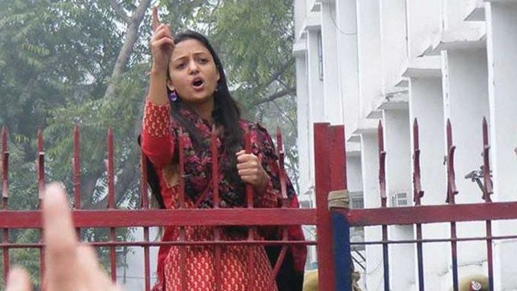 Shehla Rashid Shora Shehla Rashid Shora the first Kashmiri girl to win JNU polls YouTube