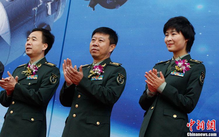 Shenzhou 9 Shenzhou9 astronauts meet public in Shanghai People39s Daily Online