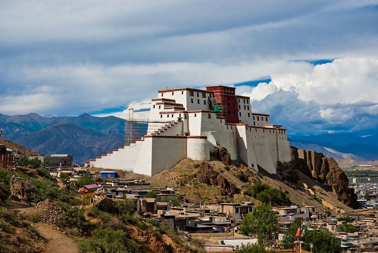 Shigatse Dzong httpsuploadwikimediaorgwikipediacommonsthu
