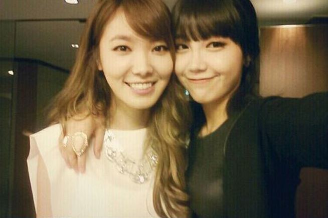 Shin Bo-ra Shin Bora and Jung Eun Ji Smile Together Cutely For The Camera Soompi