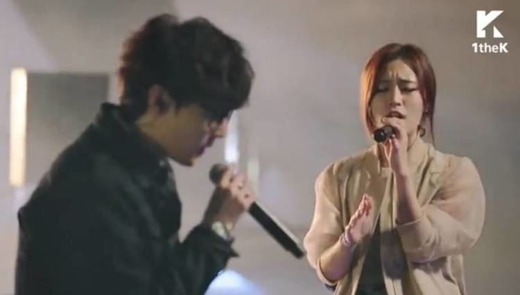 Shin Ji Shin Ji Soo and Crucial Star sing Show Me Your Light live for