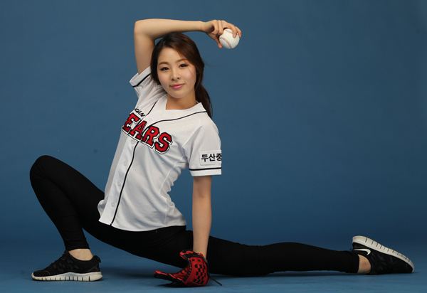 Shin Soo-ji World flips for gymnast39s pitchINSIDE Korea JoongAng Daily