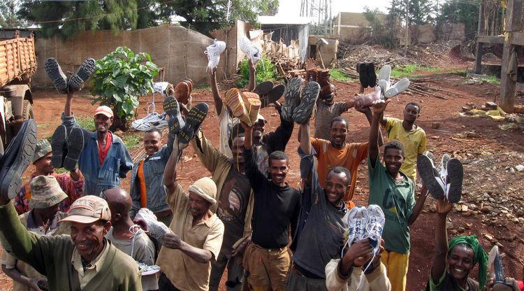 Shinshicho Oregon State Students Give Over 200 Pairs of Shoes to Families in