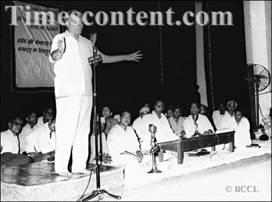 Shivmangal Singh Suman reciting his poem at a seminar in Bombay on October 26, 1967