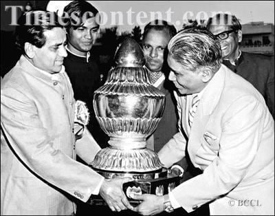 Shivmangal Singh Suman as he receives a golden 'kalash' from Madhya Pradesh chief minister Prakash Chandra Sethi at a function in Mumbai on December 15, 1972