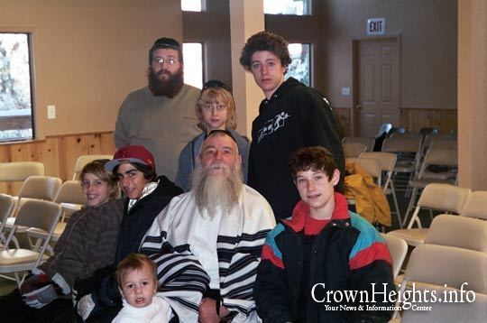 Shlomo Cunin Rabbi Cunin Farbrengs with Youths in Snowy Mountains CrownHeights