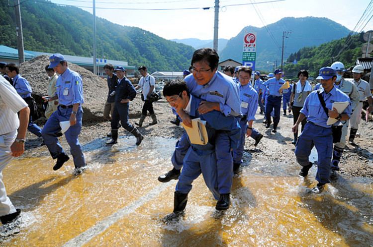Shunsuke Mutai Shunsuke Mutai slammed for demanding PIGGYBACK over a puddle in