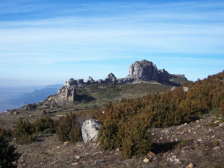 Sierra de Toloño FilePea del Castillo en la Sierra de TolooJPG Wikimedia Commons