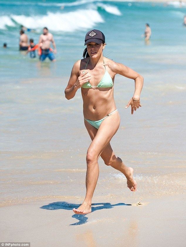 Simone Kessell Simone Kessell sizzles in a bikini on Sydneys Bondi Beach looking