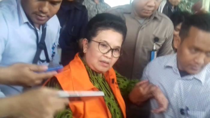 Siti Fadilah Ditahan KPK Eks Menkes Siti Fadilah Supari Menahan Tangis