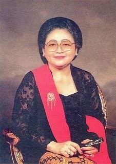 Siti Hartinah uploadwikimediaorgwikipediaid660Sitihartin