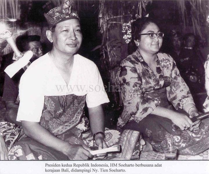 Siti Hartinah HMSoeharto1921 Presiden Soeharto Berbusana Adat Bali