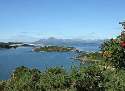 Skye Bridge wwwlochalshcoukimagesskyebridgeflagpolejpg