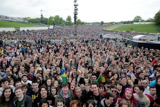 Slane Concert Fans and Foo Fighters storm pop peer Henry39s Slane Castle