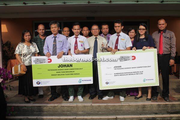 SMK Tun Abdul Razak SMK Tun Abdul Razak duo win Petrosains national challenge