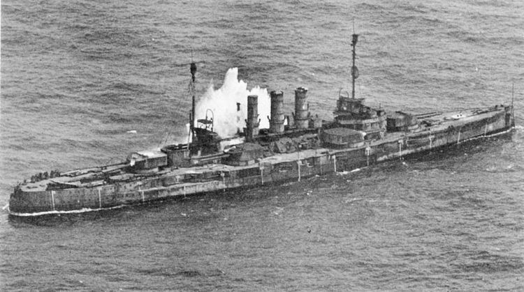 SMS Ostfriesland FileGerman Battleship SMS Ostfriesland being hit by aireal bombjpg