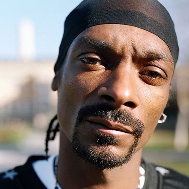 Snoop Dogg httpswwwbiographycomimagetshareMTQ3NjM5O