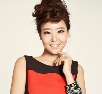 So Yoo-jin So Yoo Jin Is Pregnant with Second Child Due in September