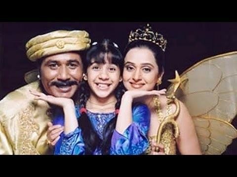 Ashok Lokhande, Tanvi Hegde, and Mrinal Kulkarni are smiling. Ashok is wearing a yellow turban and a yellow Indian robe, Tanvi wearing a blue dress, and Mrinal wearing a crown, a yellow sleeveless top, and a yellow fairy wing in a scene from Son Pari, a 2000 Indian children's fantasy-adventure television series.