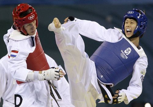 Son Tae-jin S Korean Son wins Olympic taekwondo men39s 68kg gold