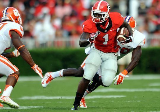 Sony Michel VIDEO UGA offensive lineman gives Sony Michel assist into