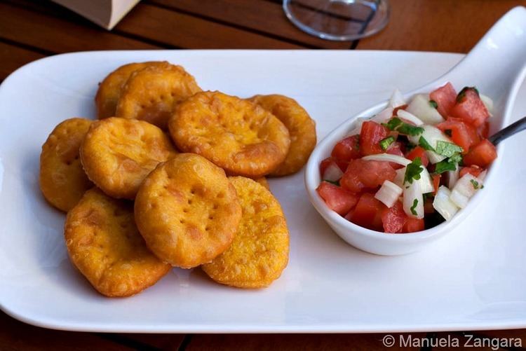 Sopaipilla Sopaipillas con pebre y pasadas