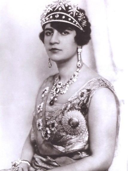 Soraya Tarzi sitting with hands on the lap and looking serious in a photography during her tenure as Princess consort of Afghanistan